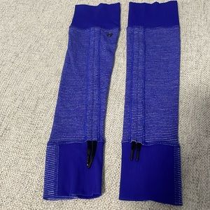 lululemon pigment blue armwarmers - OS